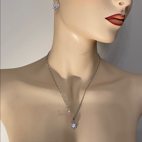 🌟 Snowflake Necklace Jewelry Set New 🌟 - Picture 4 of 5